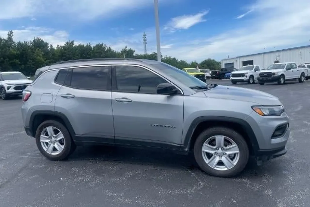 2022 Jeep Compass Latitude photo 1