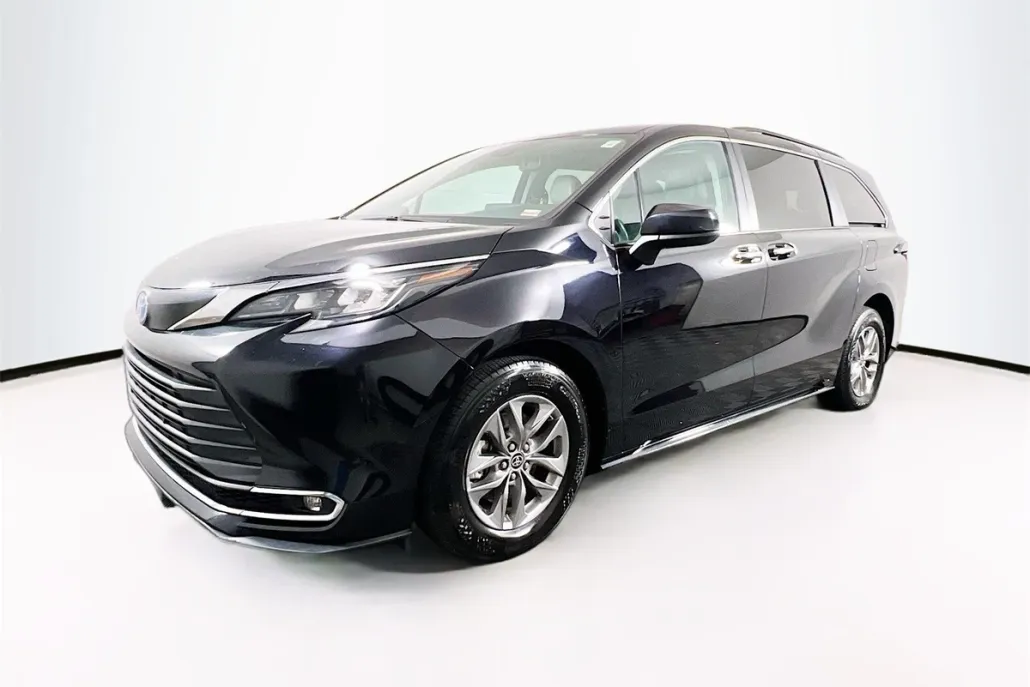 2024 Toyota Sienna XLE photo 1