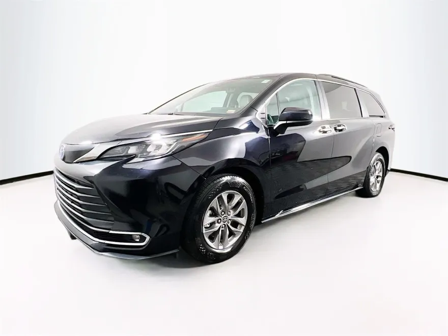 2024 Toyota Sienna XLE photo 1
