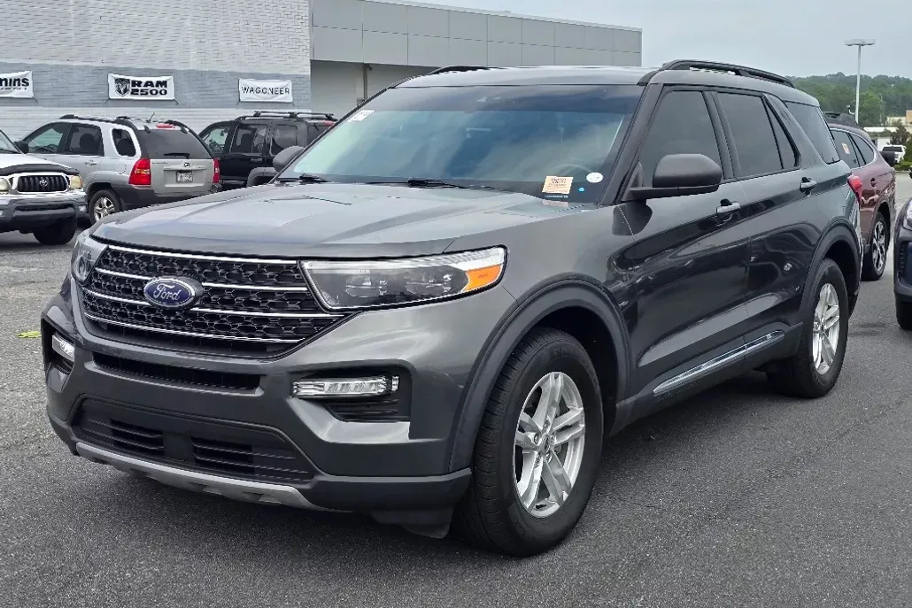 2020 Ford Explorer XLT photo 1