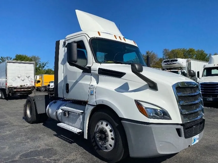 2020 Freightliner Cascadia 126" Day cab photo 1