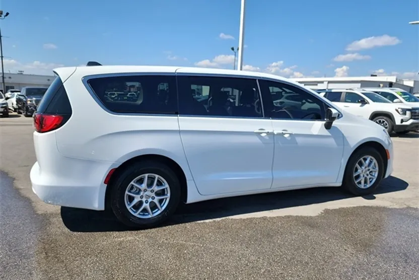 2022 Chrysler Voyager LX photo 1