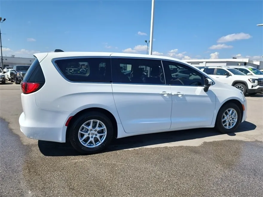 2022 Chrysler Voyager LX photo 1