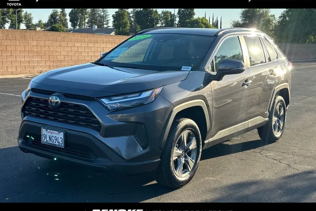 2024 Toyota RAV4 XLE photo 1