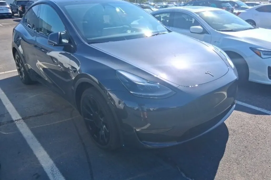 2024 Tesla Model Y Long Range photo 1