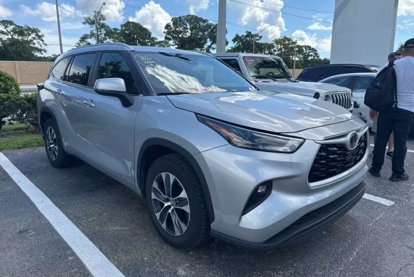 2024 Toyota Highlander XLE photo 1
