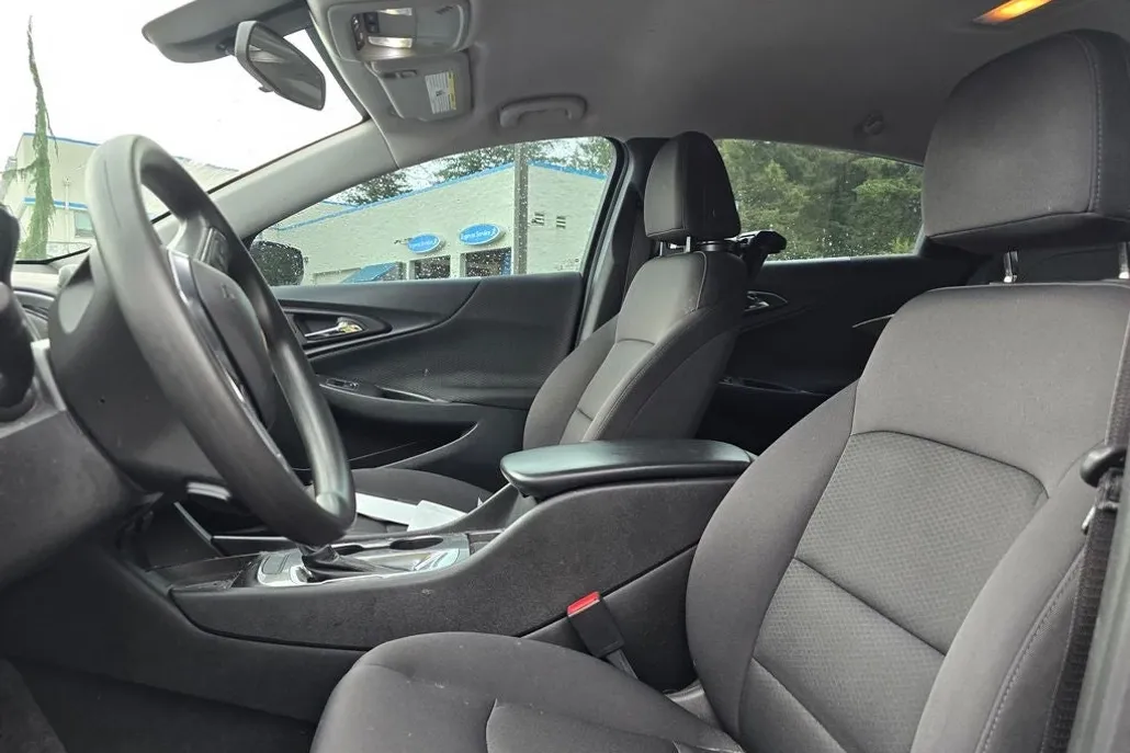 2017 Chevrolet Malibu photo 1