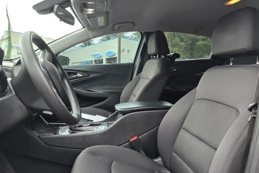 2017 Chevrolet Malibu photo 1