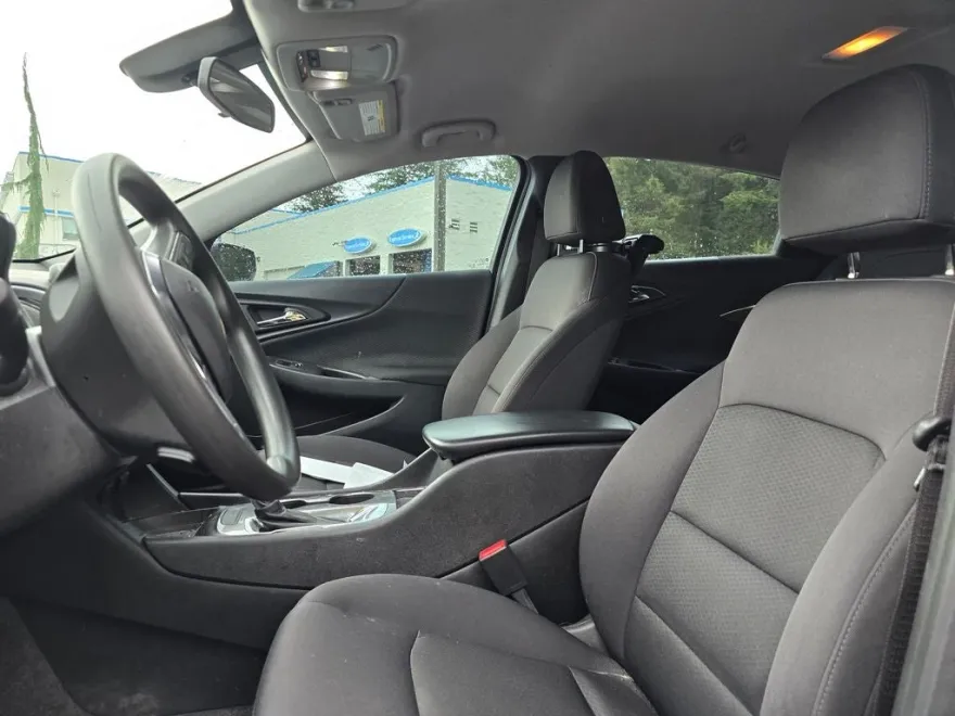 2017 Chevrolet Malibu photo 1