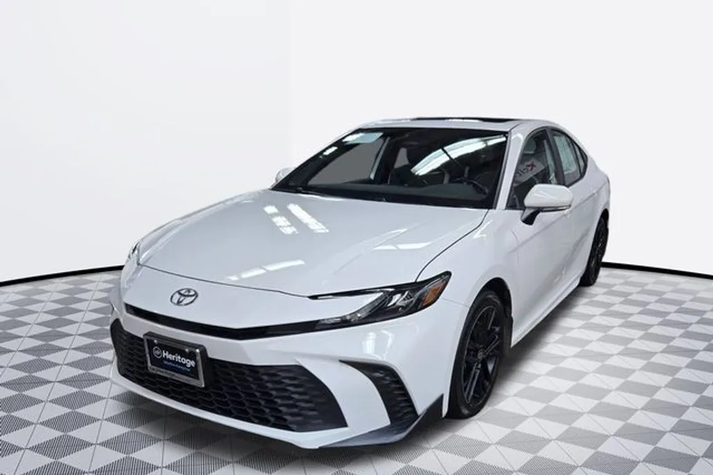 2025 Toyota Camry SE photo 1