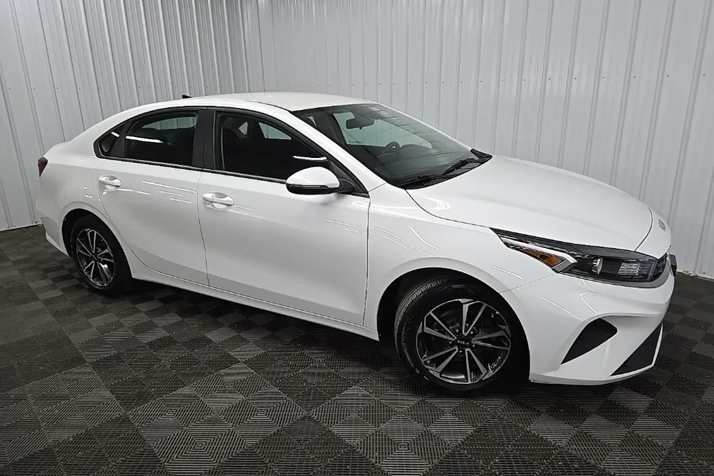 2022 Kia Forte LXS photo 1