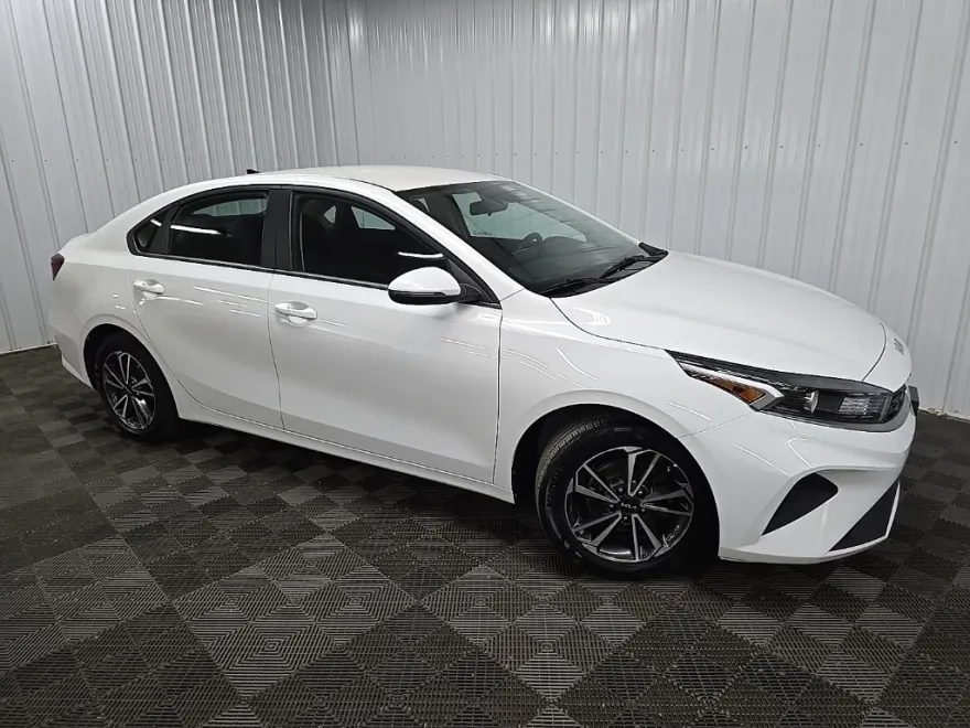 2022 Kia Forte LXS photo 1