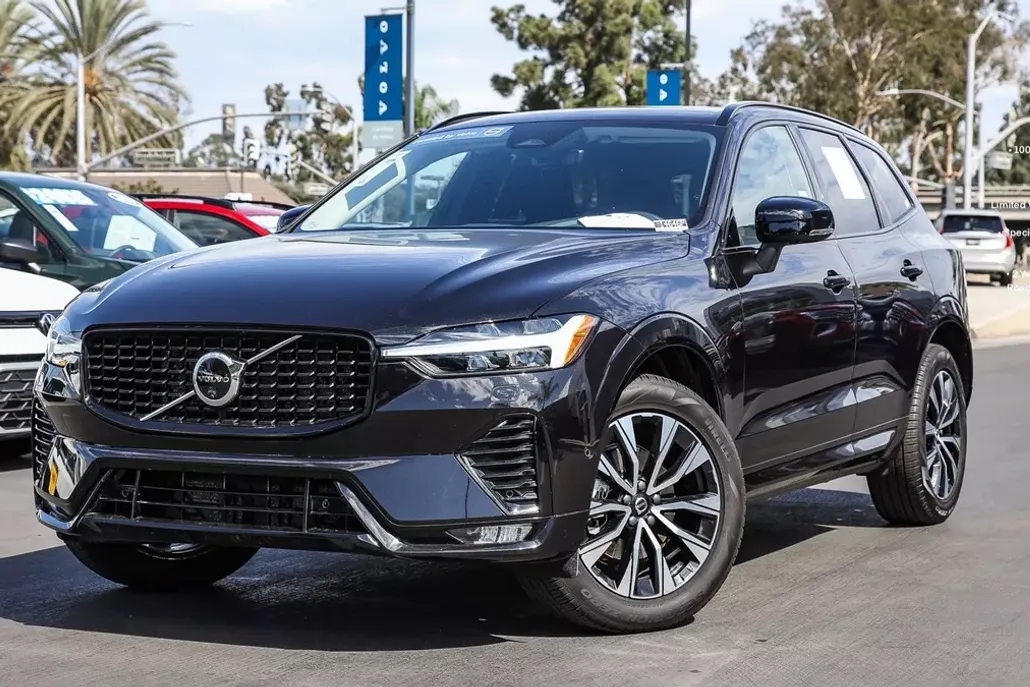 2025 Volvo XC60 B5 Plus photo 1
