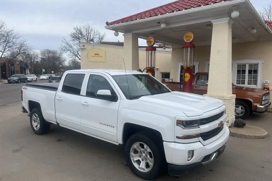2018 Chevrolet Silverado 1500 LT photo 1
