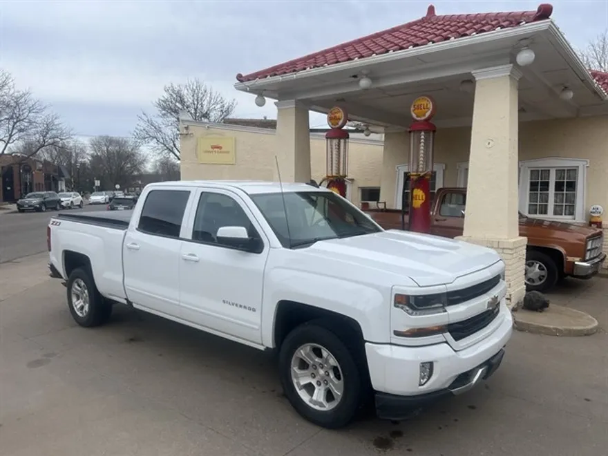 2018 Chevrolet Silverado 1500 LT photo 1