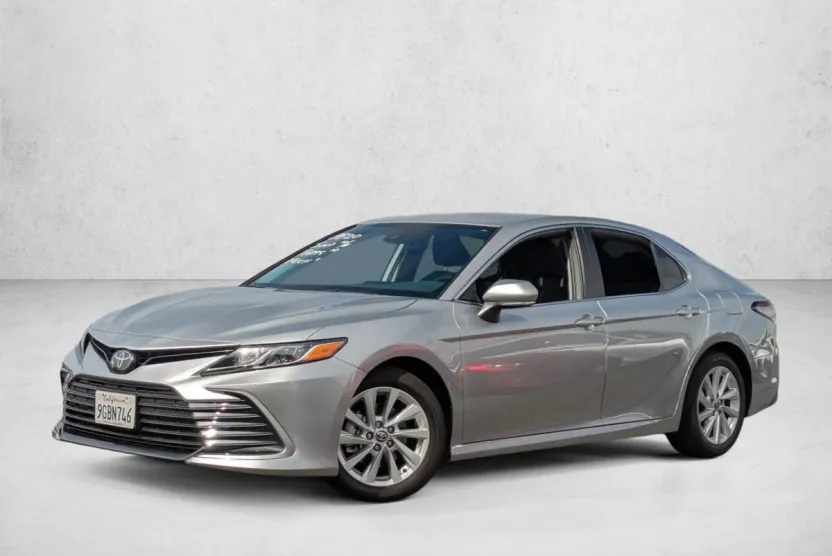 2023 Toyota Camry LE photo 1