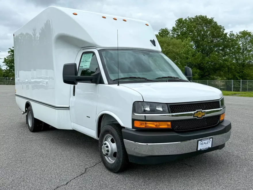 2025 Chevrolet Express Cutaway 3500 Van photo 1