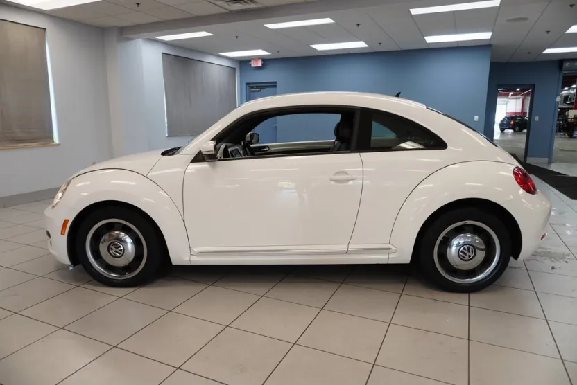 2012 Volkswagen Beetle 2.5L photo 1