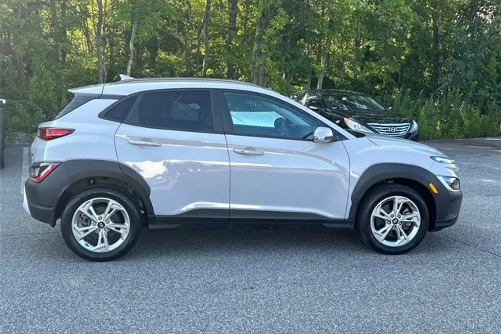 2022 Hyundai Kona SEL photo 1