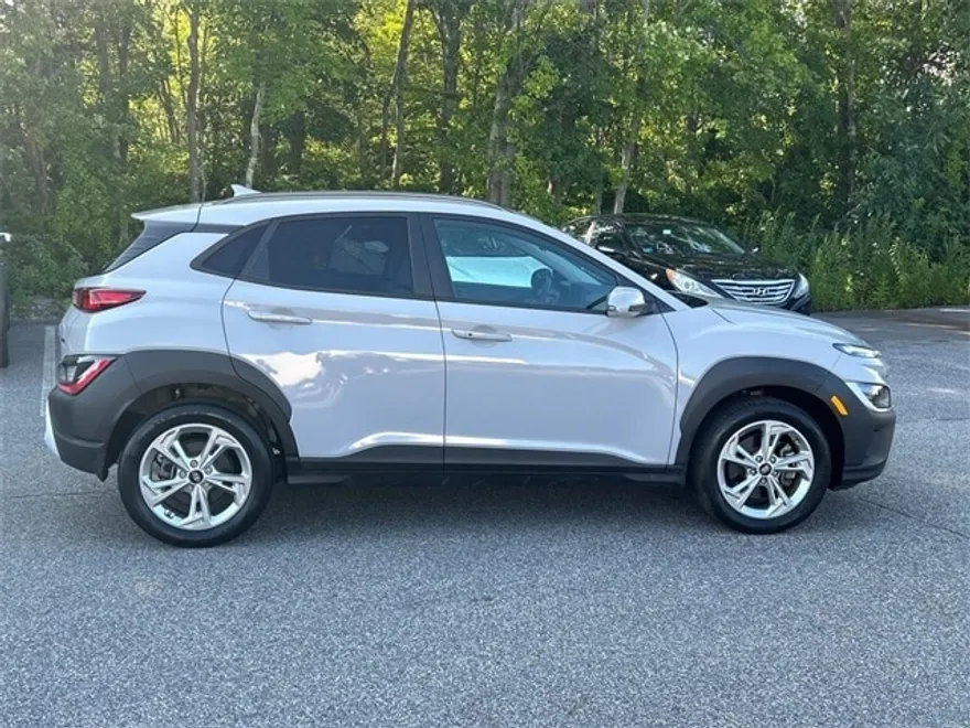 2022 Hyundai Kona SEL photo 1