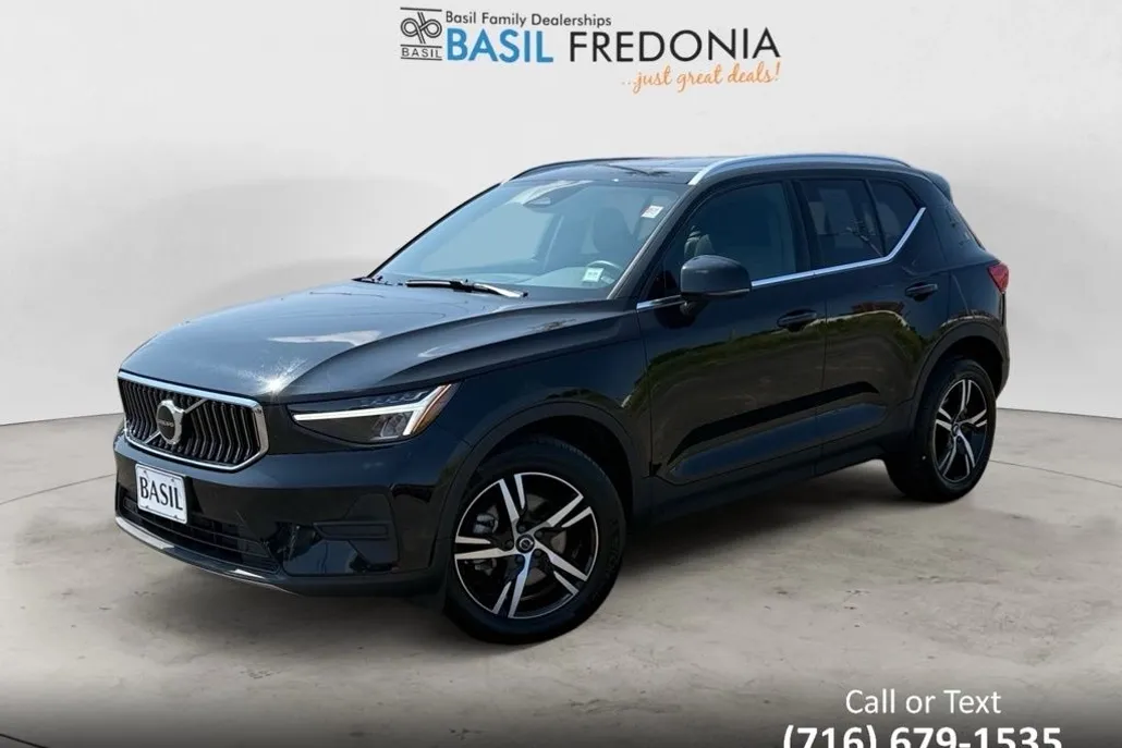 2025 Volvo XC40 Core photo 1