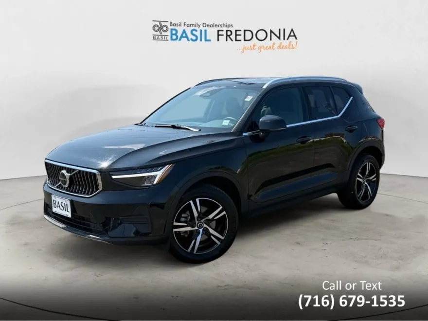 2025 Volvo XC40 Core photo 1