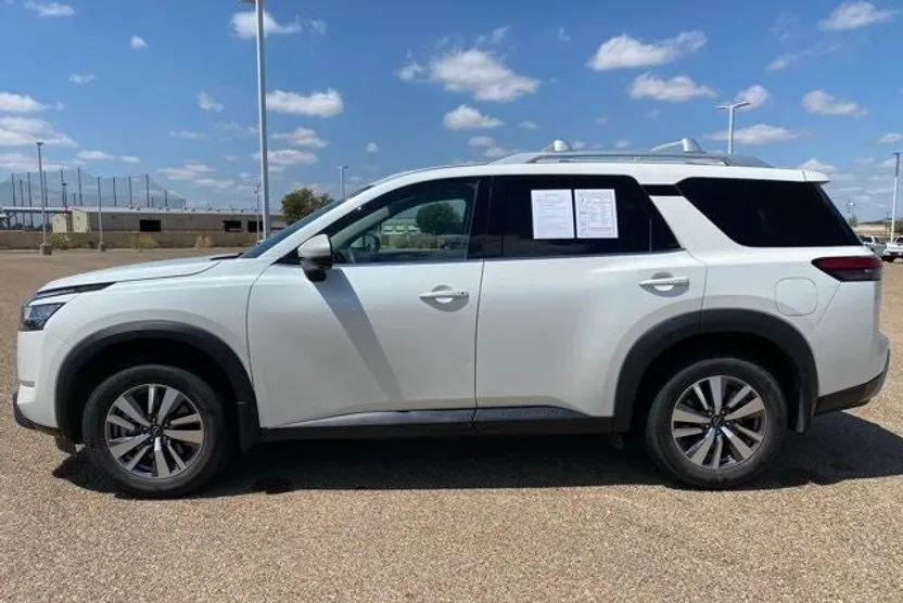 2023 Nissan Pathfinder SL photo 1