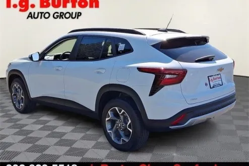 2025 Chevrolet Trax LT photo 3