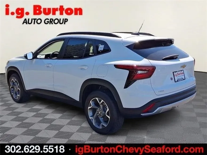 2025 Chevrolet Trax LT photo 3