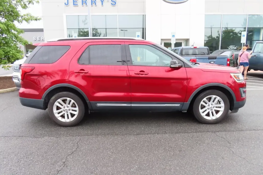 2016 Ford Explorer XLT photo 1