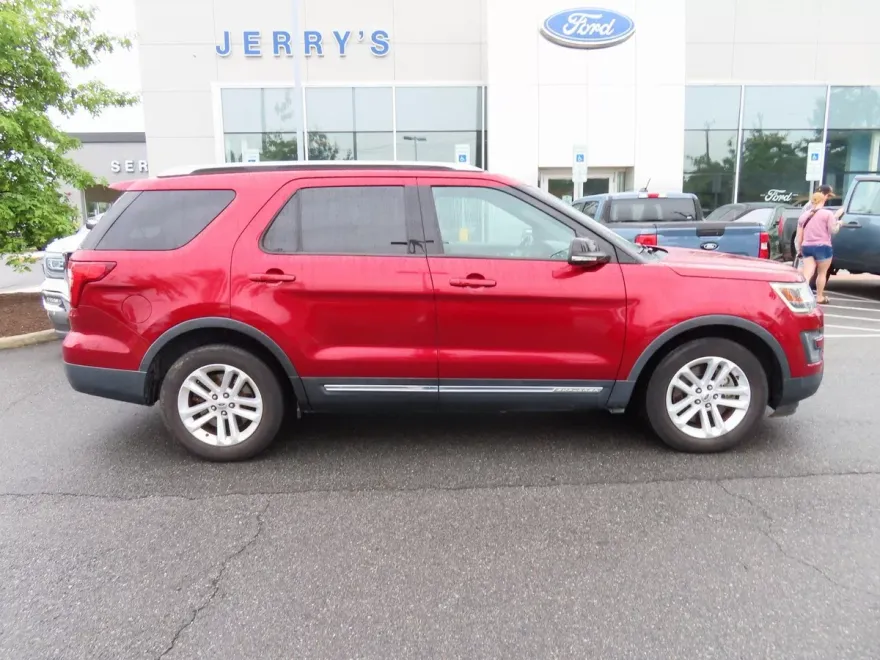 2016 Ford Explorer XLT photo 1