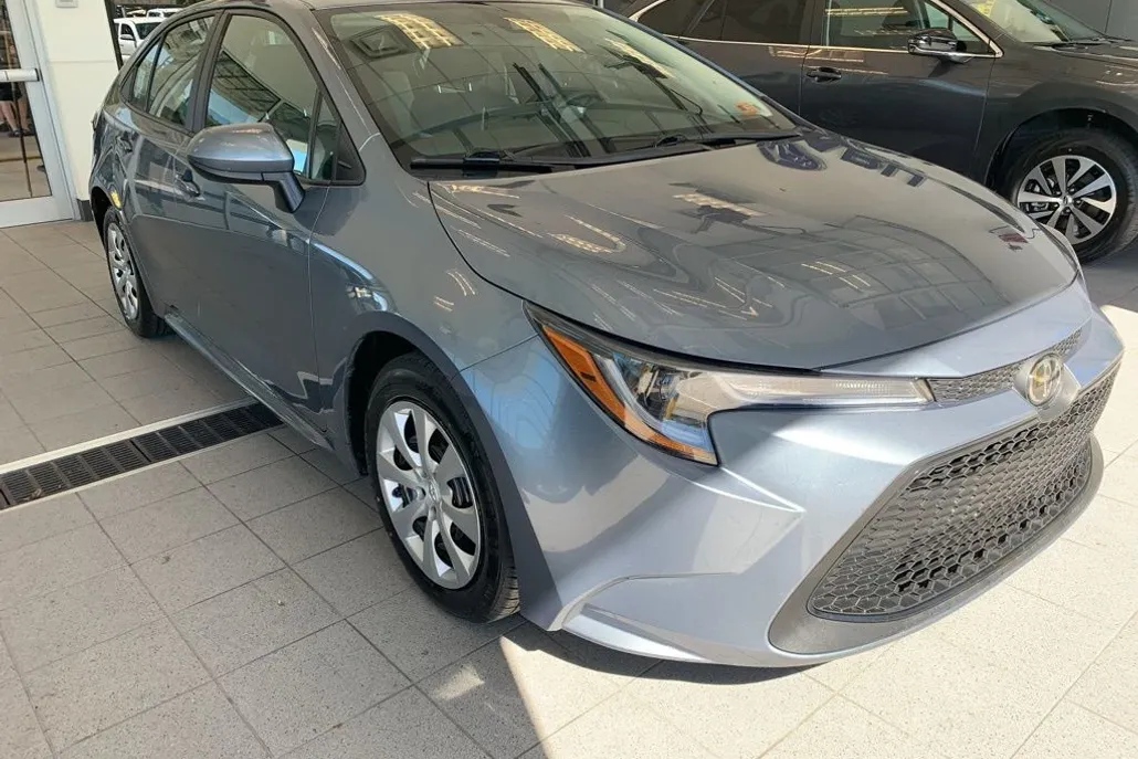 2021 Toyota Corolla LE photo 1