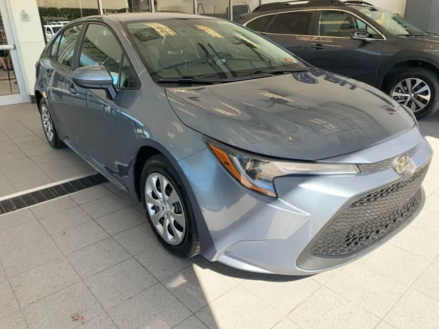 2021 Toyota Corolla LE photo 1