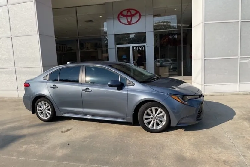 2025 Toyota Corolla LE photo 1