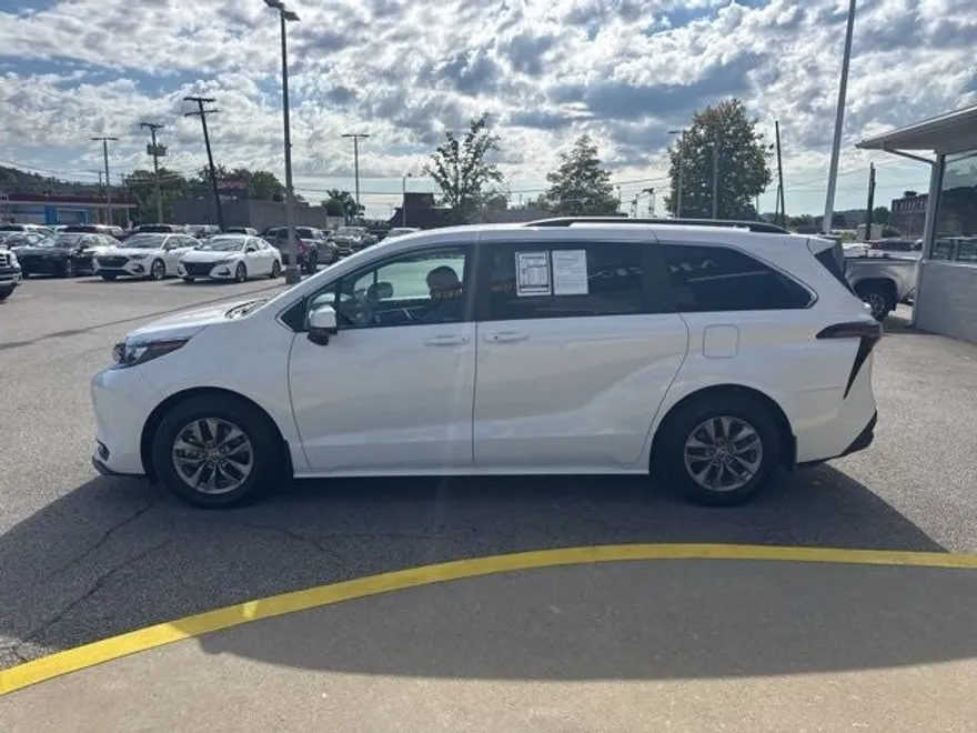 2024 Toyota Sienna LE photo 1