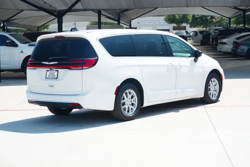 2026 Chrysler Pacifica photo 1