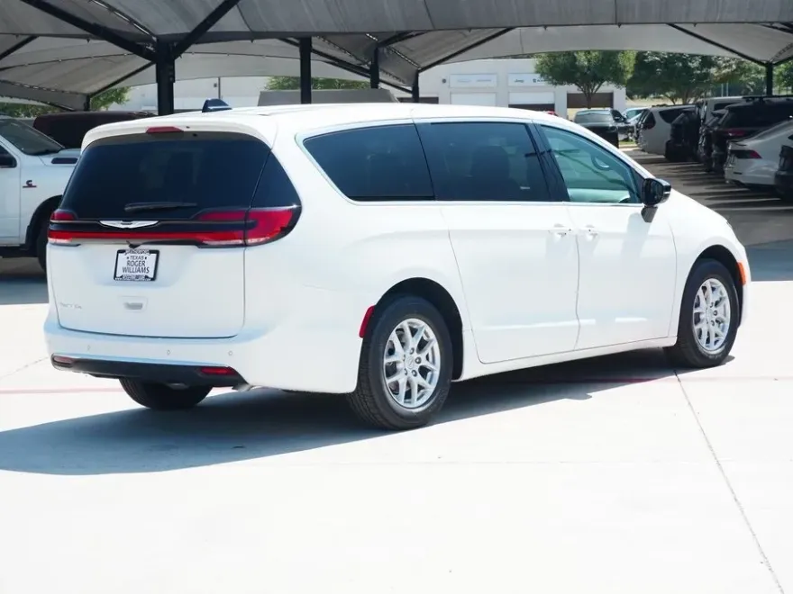 2026 Chrysler Pacifica photo 1