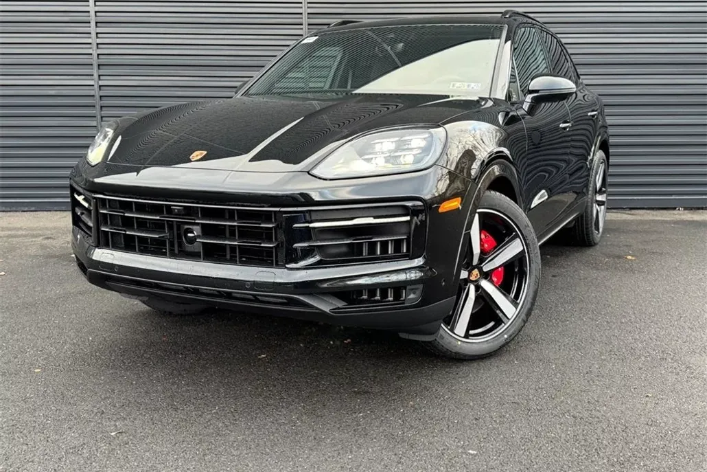 2025 Porsche Cayenne S photo 1