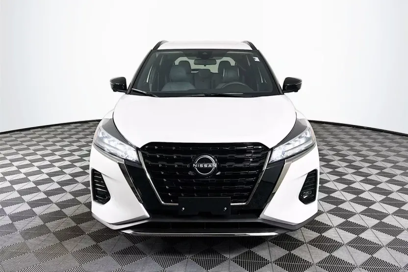 2024 Nissan Kicks SR photo 1