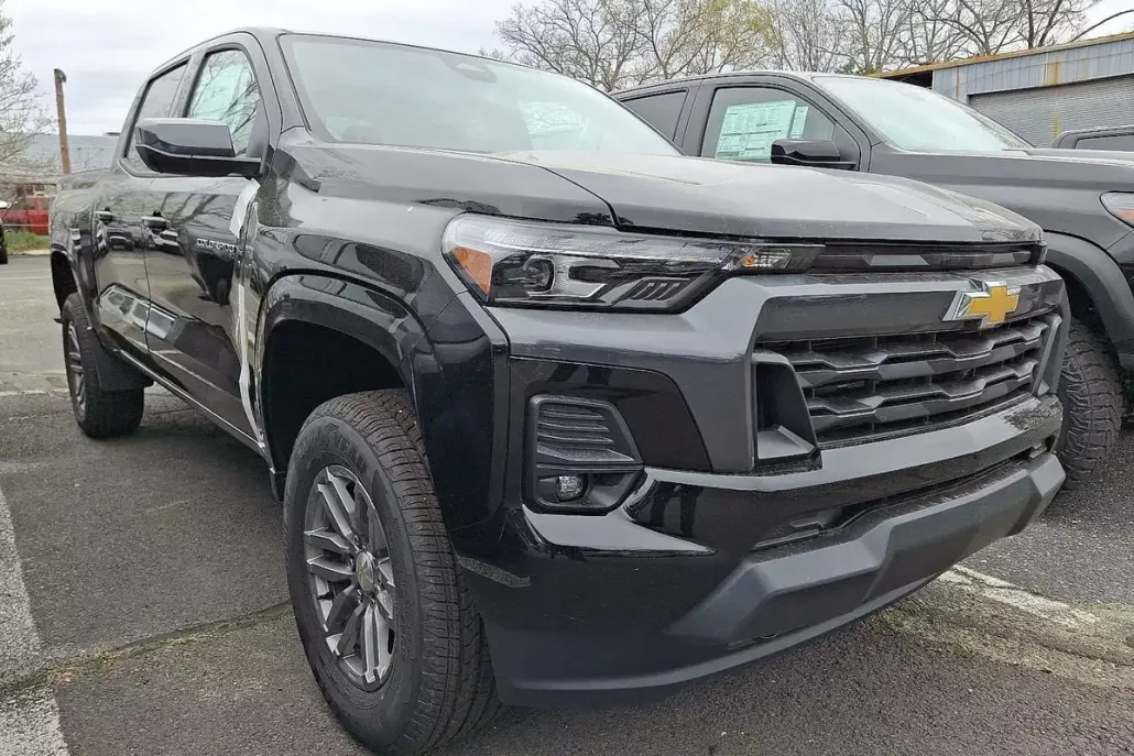 2025 Chevrolet Colorado Work Truck LT photo 1