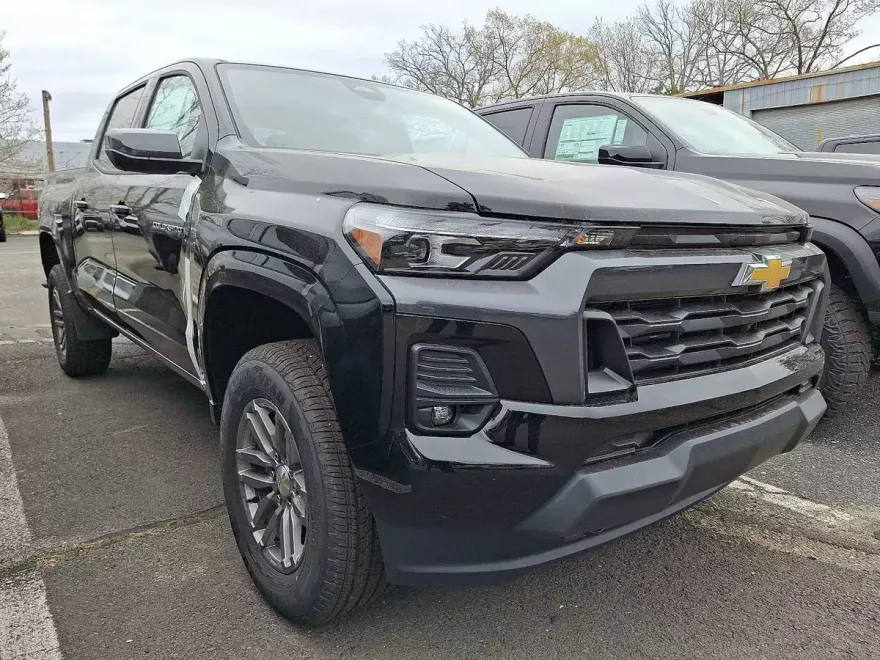 2025 Chevrolet Colorado Work Truck LT photo 1