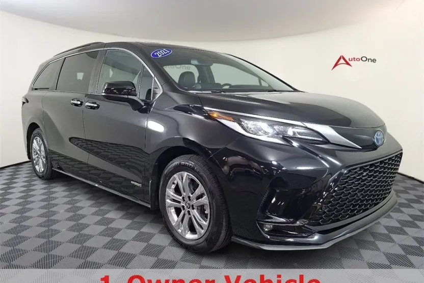2021 Toyota Sienna XSE photo 1