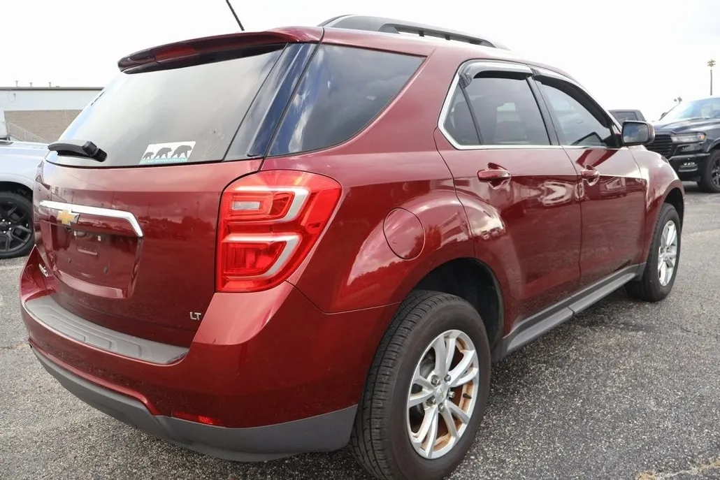 2017 Chevrolet Equinox LT photo 1