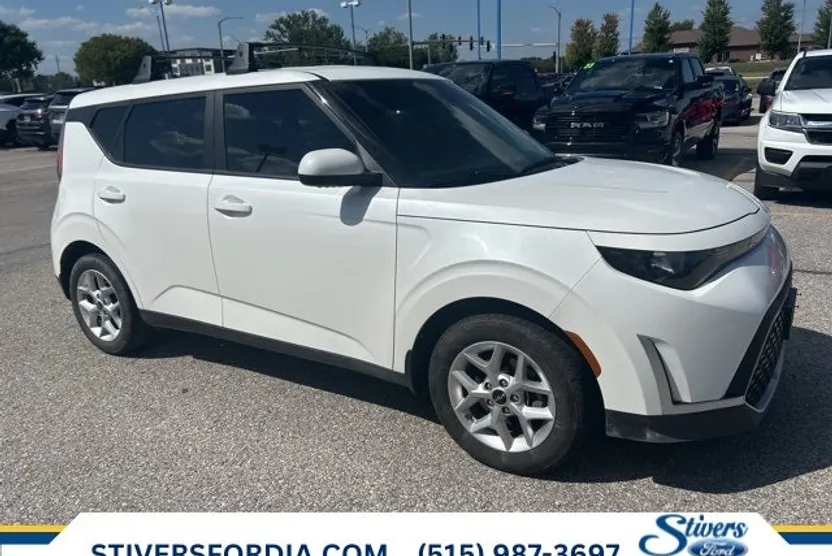2023 Kia Soul LX photo 1