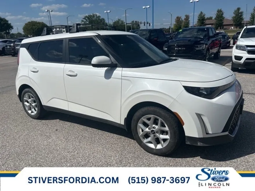 2023 Kia Soul LX photo 1
