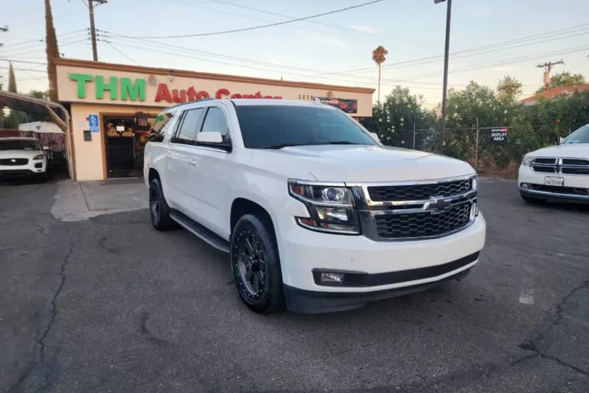 2016 Chevrolet Suburban LT photo 1