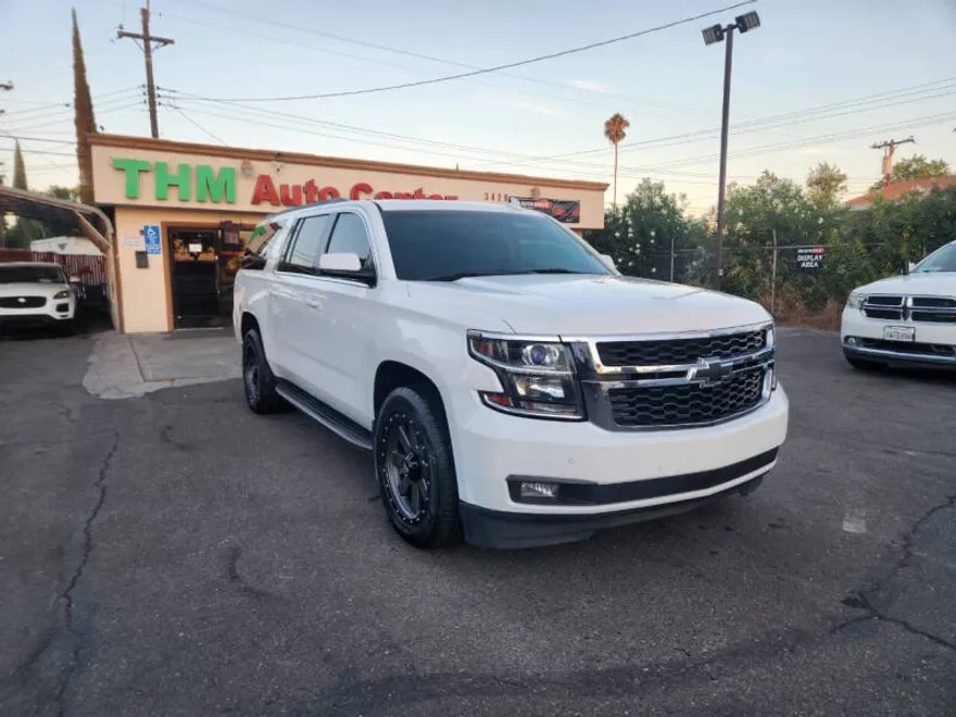 2016 Chevrolet Suburban LT photo 1