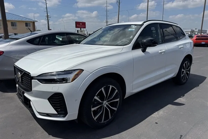 2025 Volvo XC60 B5 Plus photo 1