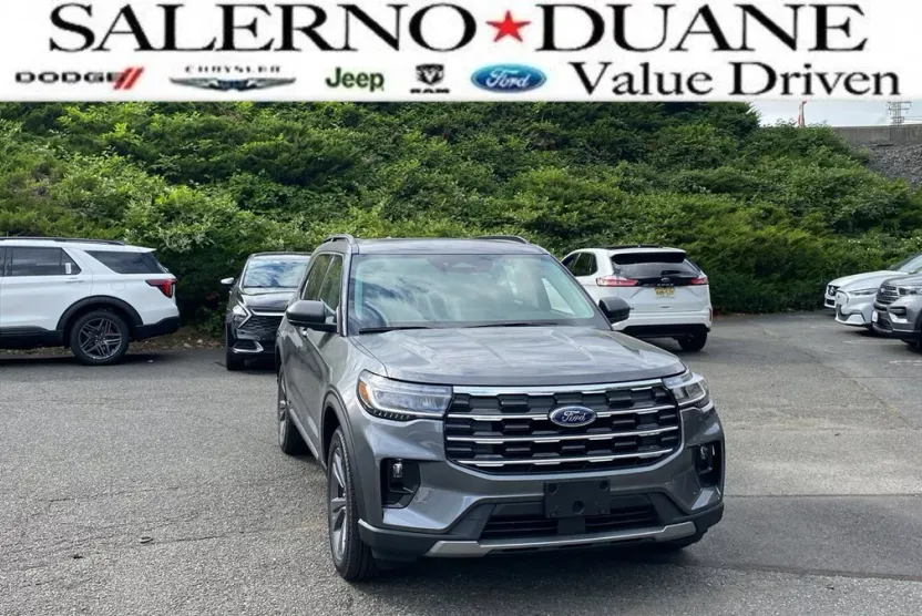 2025 Ford Explorer photo 1