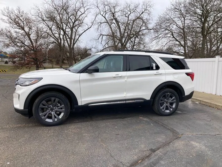 2025 Ford Explorer photo 1